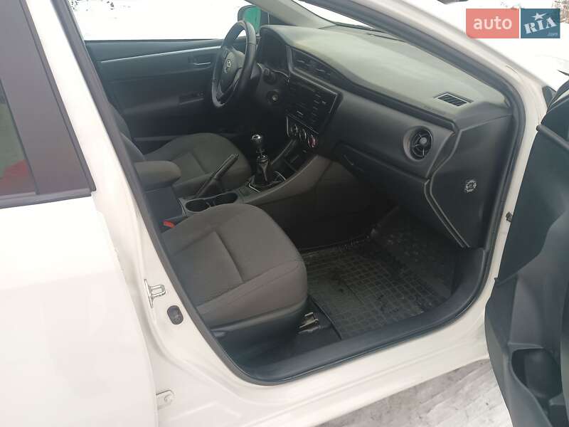 Седан Toyota Corolla 2017 в Кропивницькому