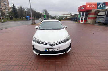 Седан Toyota Corolla 2017 в Ровно