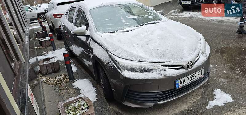 Седан Toyota Corolla 2017 в Киеве