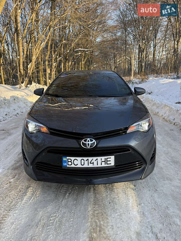 Седан Toyota Corolla 2018 в Львове