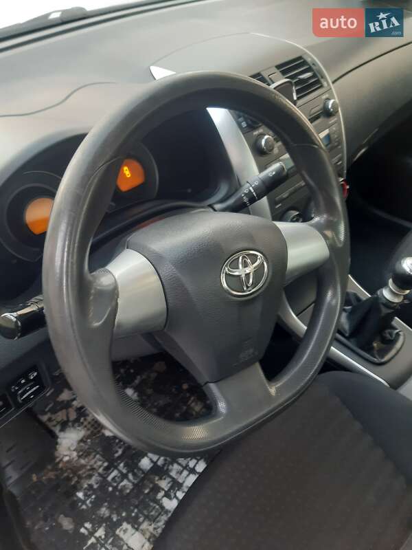 Седан Toyota Corolla 2010 в Івано-Франково