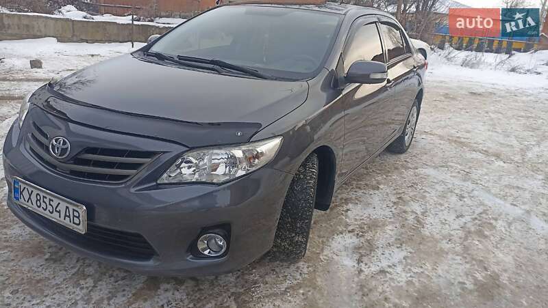 Седан Toyota Corolla 2012 в Зміїві