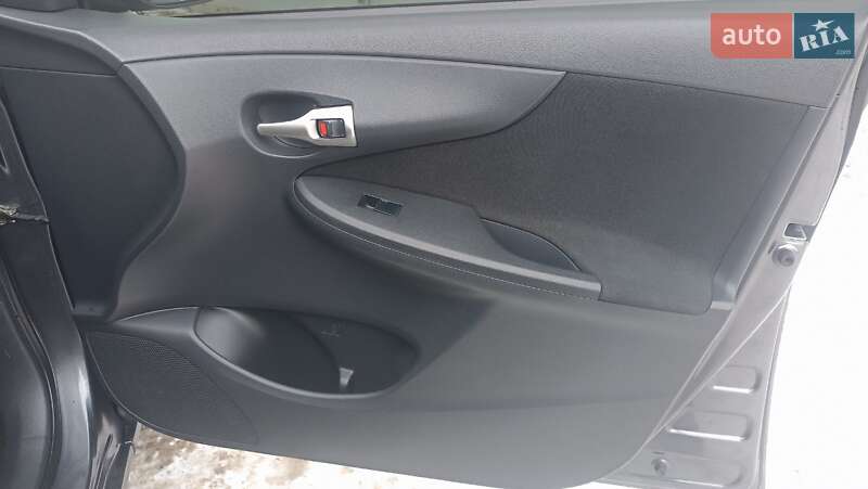 Седан Toyota Corolla 2012 в Зміїві