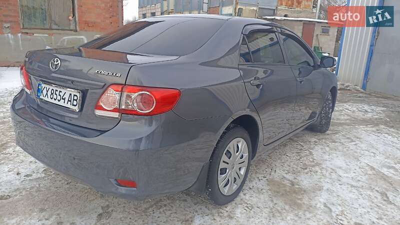 Седан Toyota Corolla 2012 в Зміїві