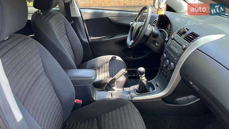 Седан Toyota Corolla 2010 в Чернухах