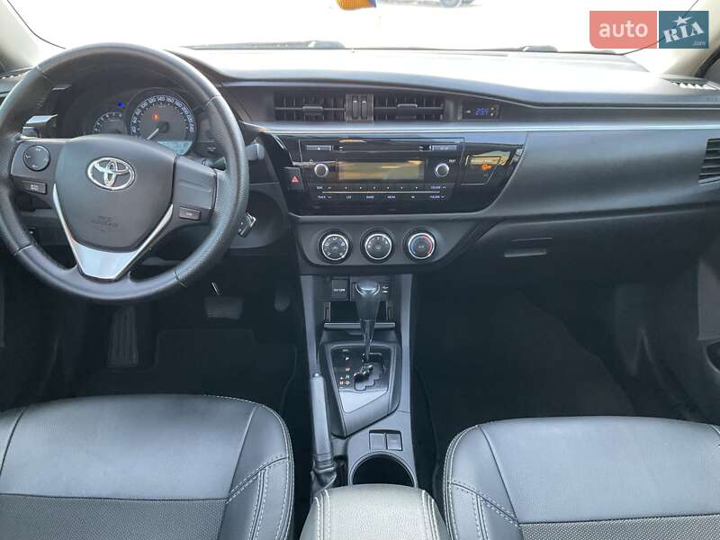 Седан Toyota Corolla 2016 в Киеве