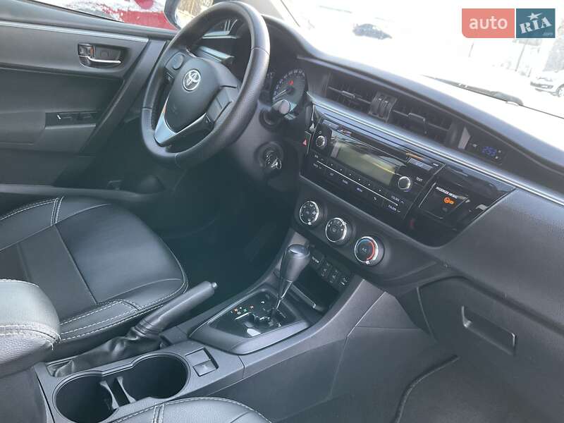 Седан Toyota Corolla 2016 в Киеве