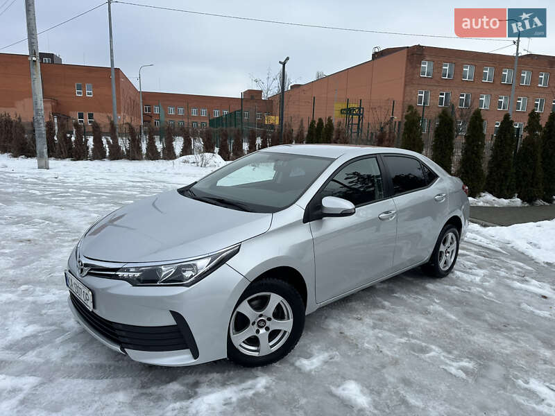 Седан Toyota Corolla 2016 в Киеве