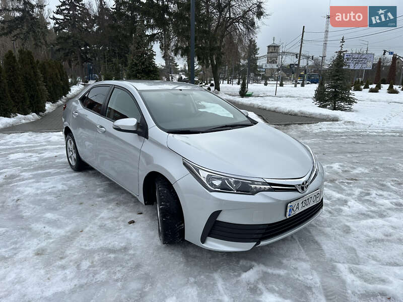 Седан Toyota Corolla 2016 в Киеве