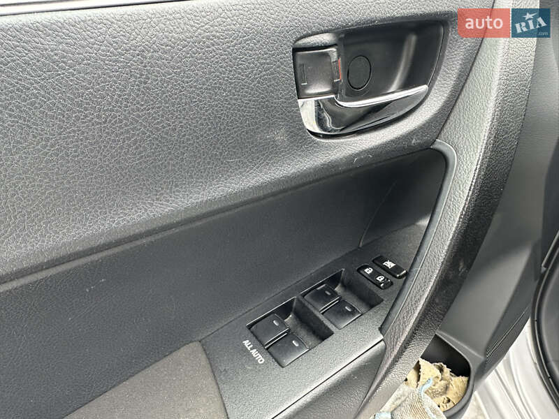 Седан Toyota Corolla 2016 в Киеве