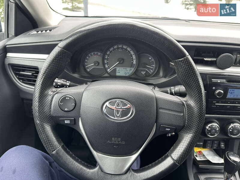 Седан Toyota Corolla 2016 в Киеве