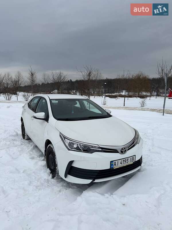 Седан Toyota Corolla 2016 в Ірпені