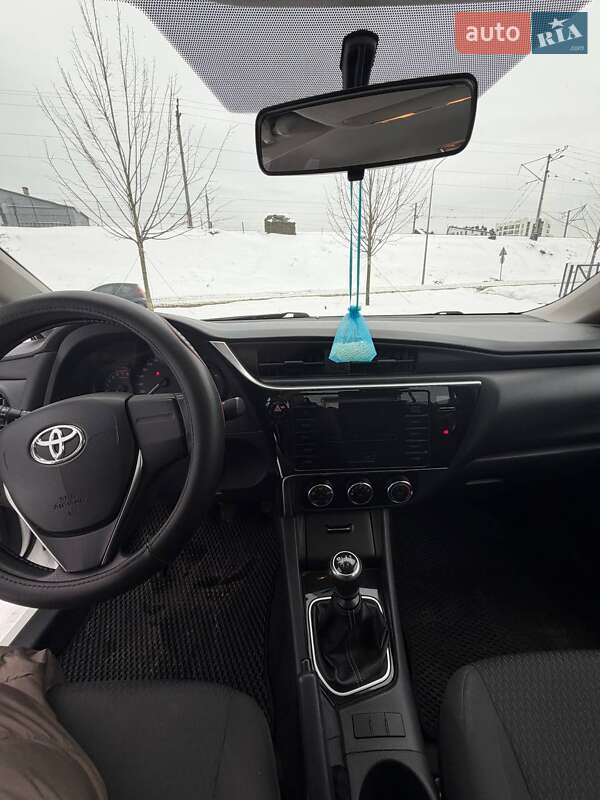 Седан Toyota Corolla 2016 в Ірпені
