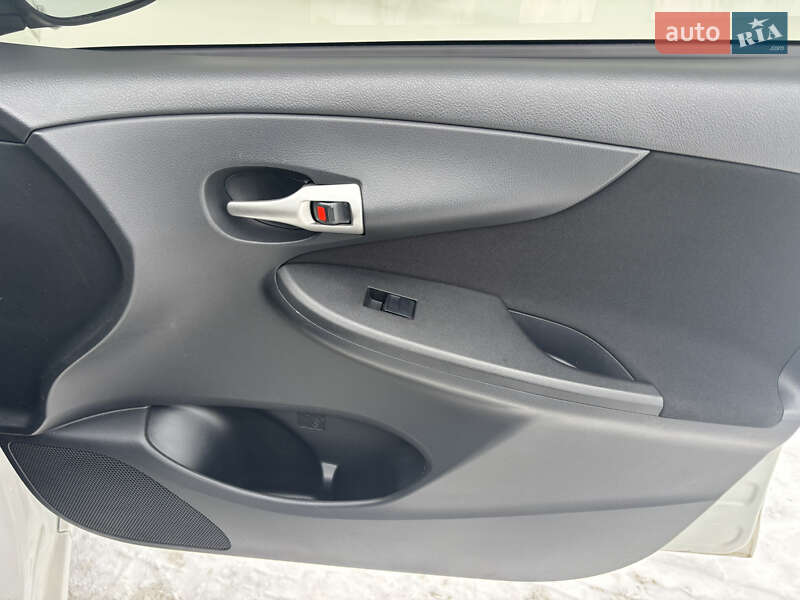 Седан Toyota Corolla 2012 в Києві