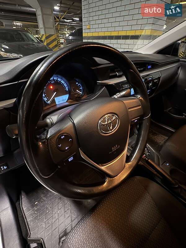 Седан Toyota Corolla 2014 в Днепре