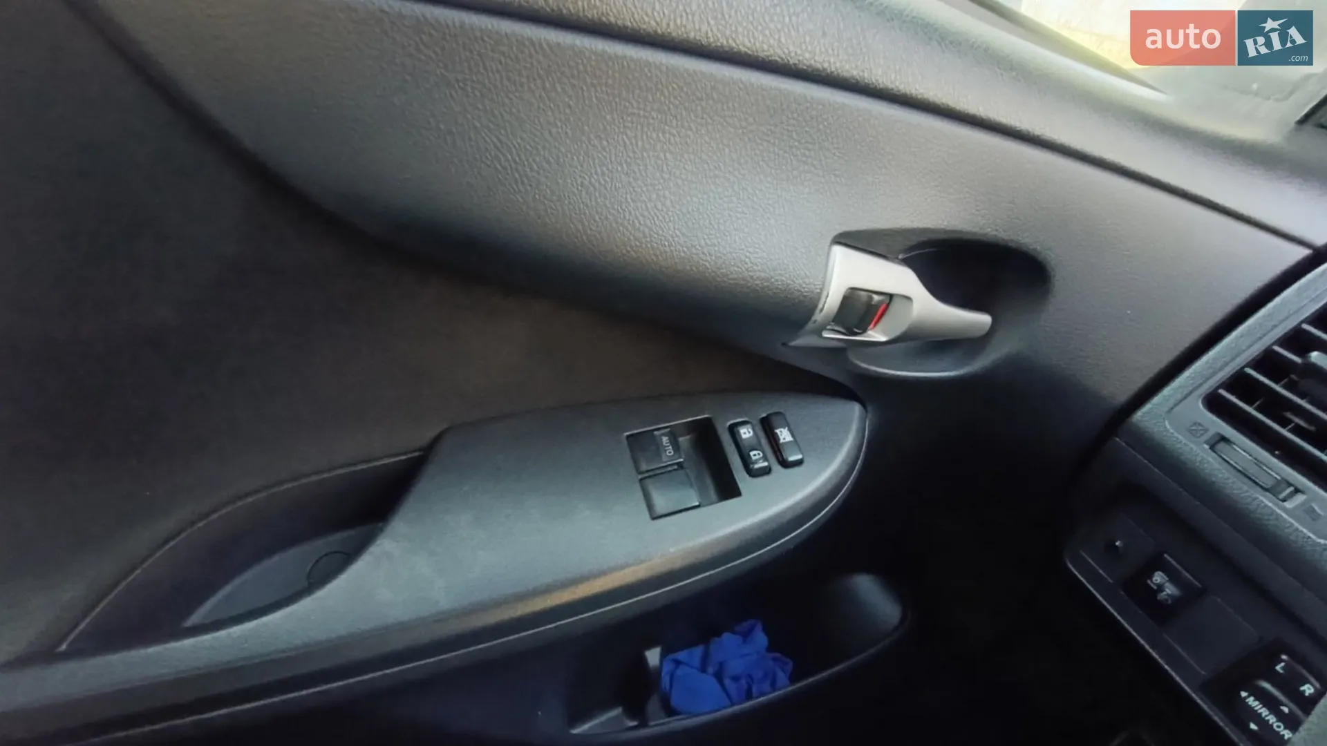 2010 Toyota Corolla - мініатюра 2