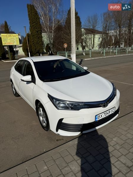 Седан Toyota Corolla 2017 в Деражне