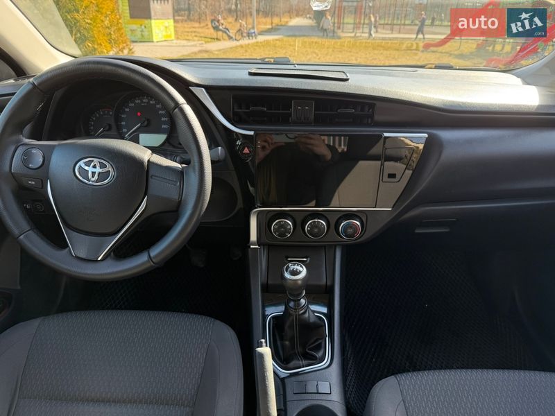 Седан Toyota Corolla 2017 в Деражне