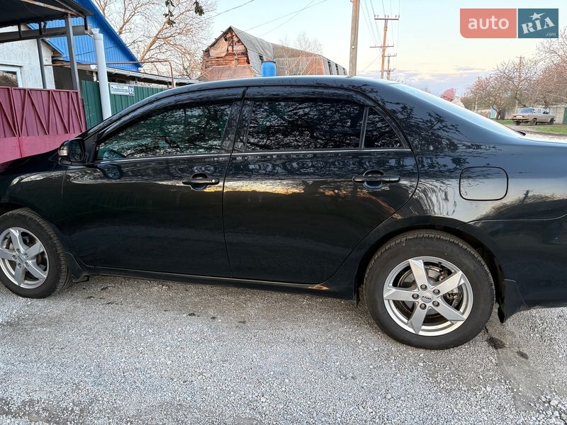 Седан Toyota Corolla 2013 в П'ятихатках