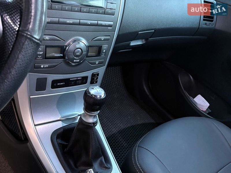 Седан Toyota Corolla 2013 в П'ятихатках