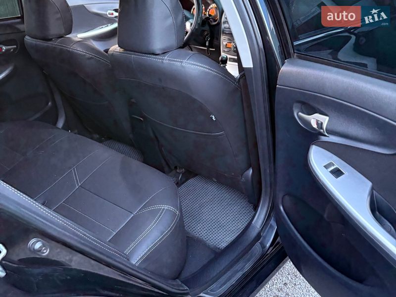 Седан Toyota Corolla 2013 в П'ятихатках