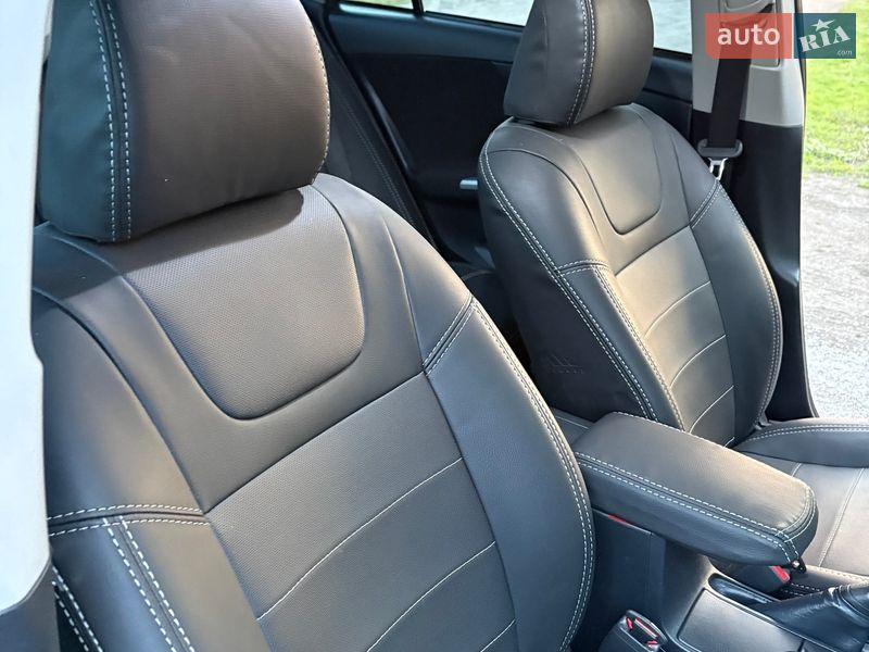 Седан Toyota Corolla 2013 в П'ятихатках