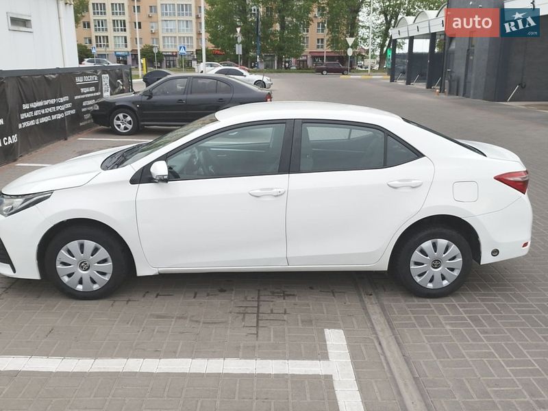 Седан Toyota Corolla 2017 в Киеве