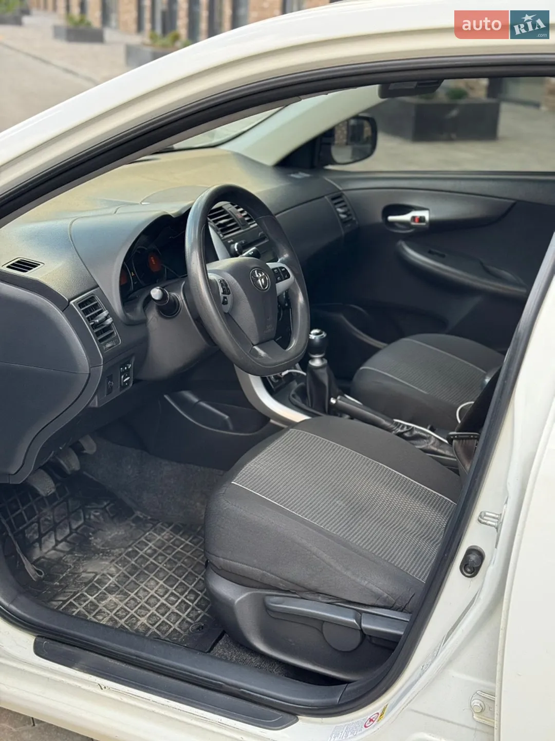 2011 Toyota Corolla - мініатюра 9
