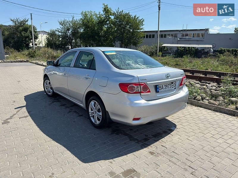 Седан Toyota Corolla 2011 в Ивано-Франковске