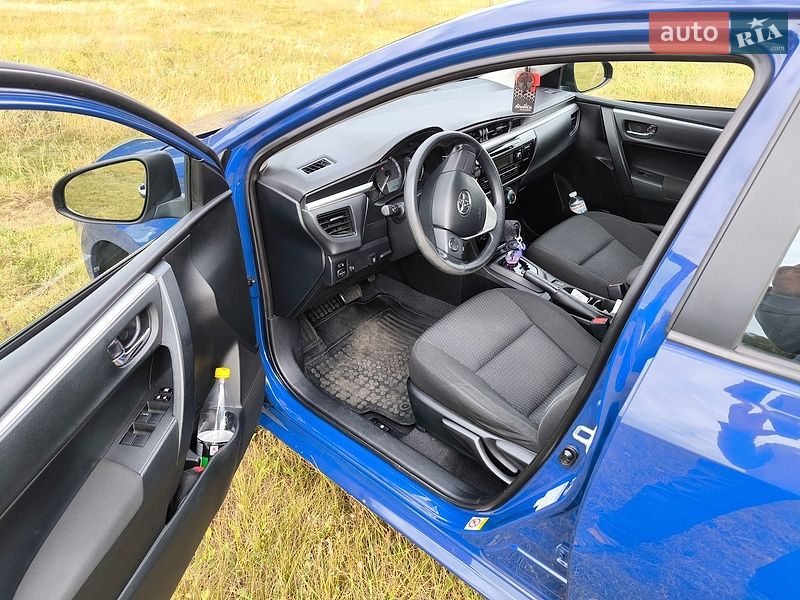 Седан Toyota Corolla 2013 в Киеве