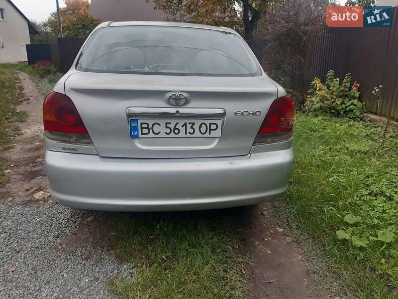Седан Toyota Echo 2003 в Золочеве