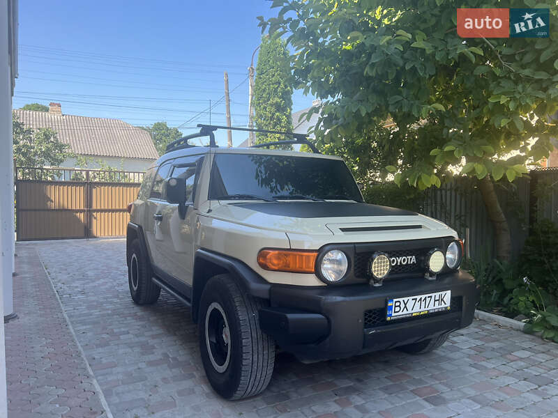 Toyota FJ Cruiser 2011