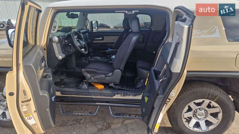 Позашляховик / Кросовер Toyota FJ Cruiser 2014 в Карлівці
