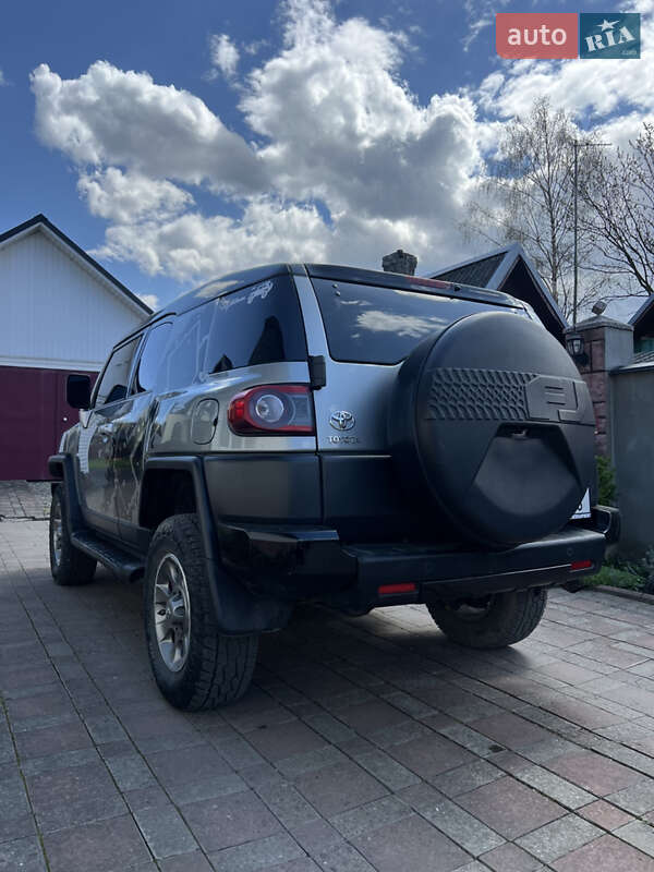 Внедорожник / Кроссовер Toyota FJ Cruiser 2012 в Рахове