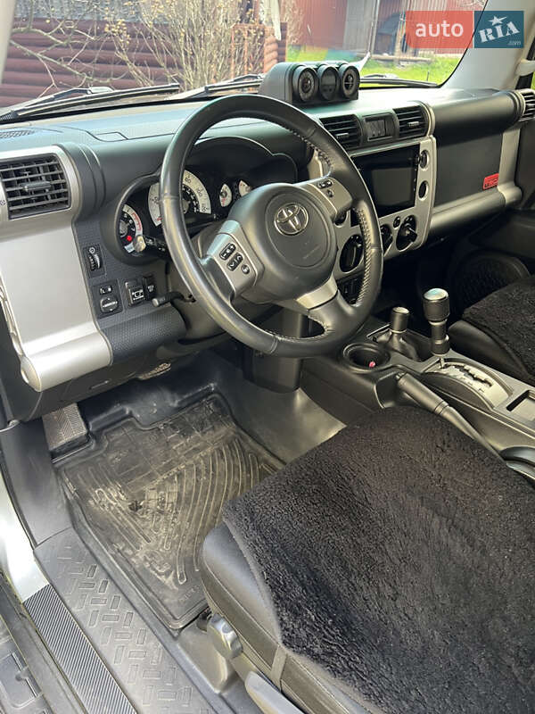 Внедорожник / Кроссовер Toyota FJ Cruiser 2012 в Рахове