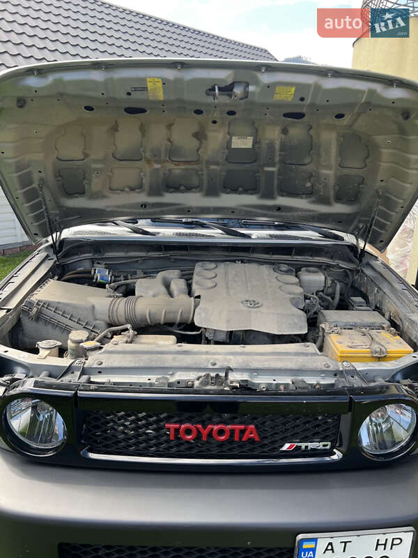 Внедорожник / Кроссовер Toyota FJ Cruiser 2012 в Рахове