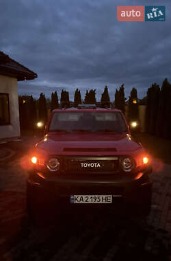 Внедорожник / Кроссовер Toyota FJ Cruiser 2012 в 