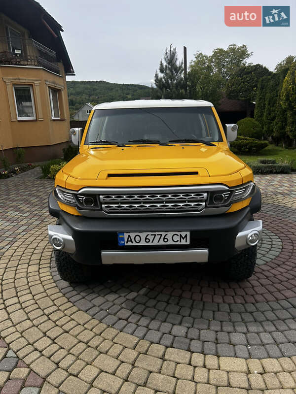Позашляховик / Кросовер Toyota FJ Cruiser 2014 в Тячеві