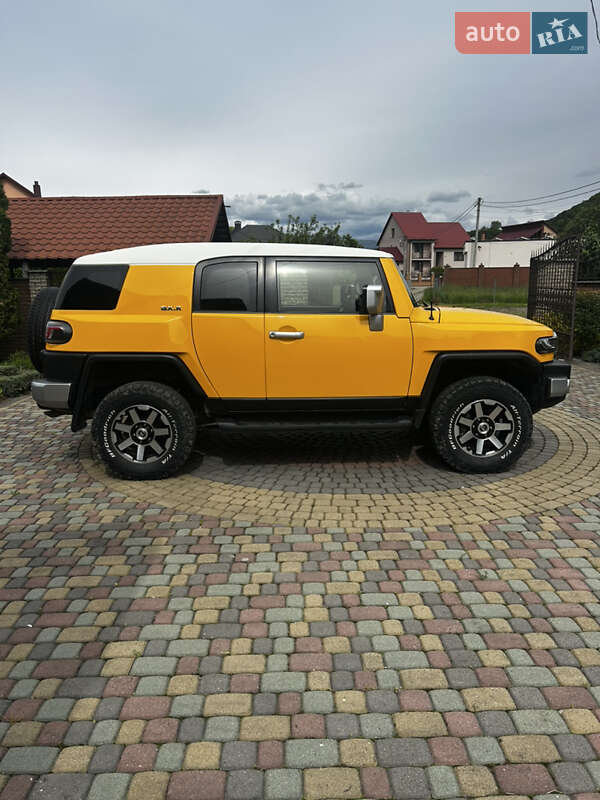 Позашляховик / Кросовер Toyota FJ Cruiser 2014 в Тячеві