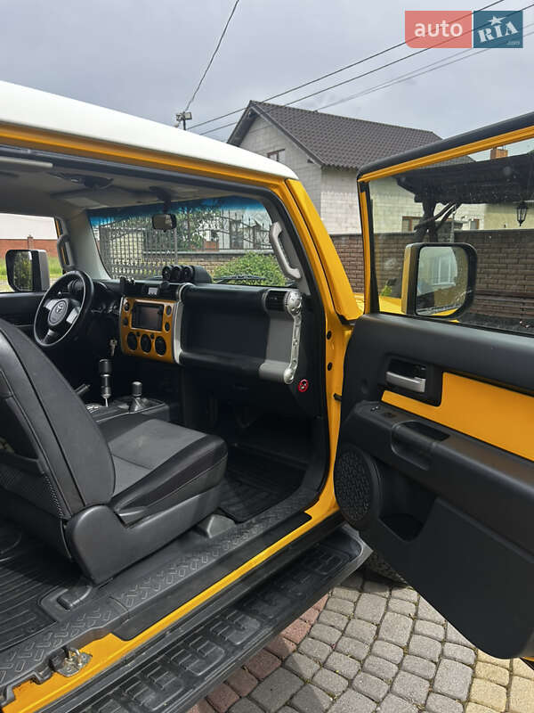 Позашляховик / Кросовер Toyota FJ Cruiser 2014 в Тячеві