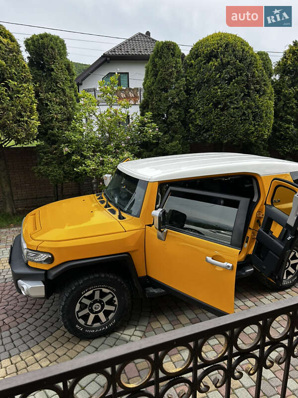 Позашляховик / Кросовер Toyota FJ Cruiser 2014 в Тячеві