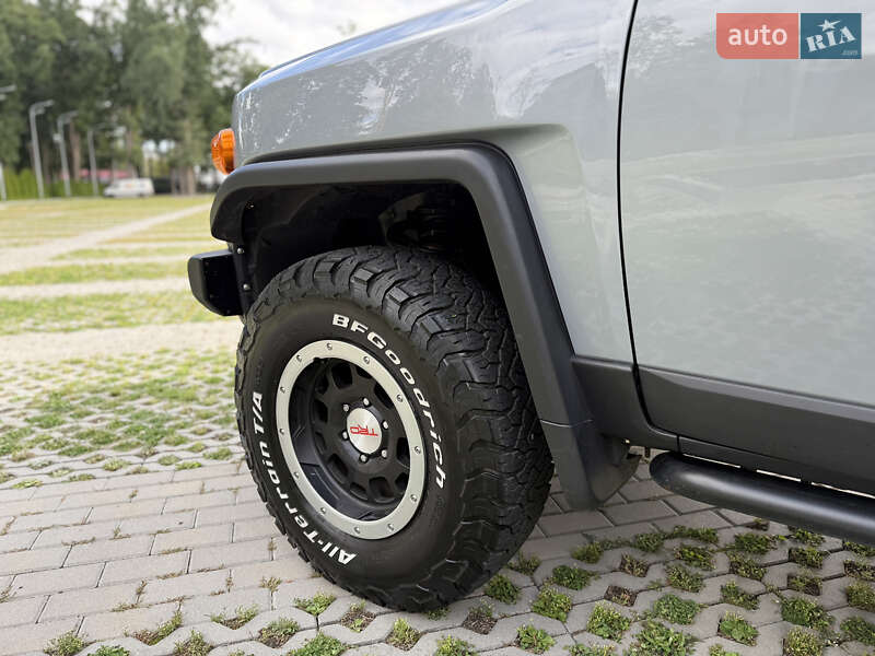 Позашляховик / Кросовер Toyota FJ Cruiser 2012 в Києві фото 4 Позашляховик / Кросовер Toyota FJ Cruiser 2012 в Києві