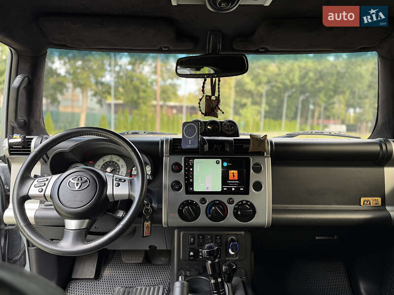 Позашляховик / Кросовер Toyota FJ Cruiser 2012 в Києві фото 11 Позашляховик / Кросовер Toyota FJ Cruiser 2012 в Києві