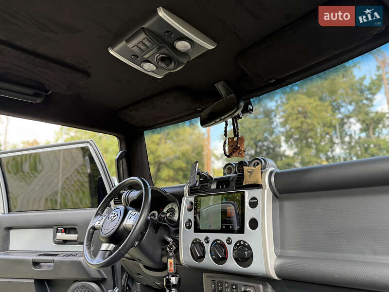Позашляховик / Кросовер Toyota FJ Cruiser 2012 в Києві фото 14 Позашляховик / Кросовер Toyota FJ Cruiser 2012 в Києві