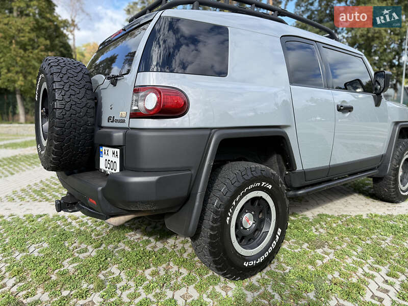 Позашляховик / Кросовер Toyota FJ Cruiser 2012 в Києві фото 28 Позашляховик / Кросовер Toyota FJ Cruiser 2012 в Києві