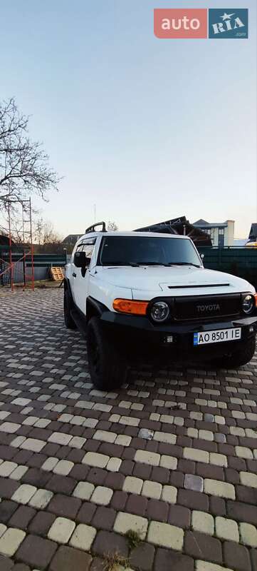 Внедорожник / Кроссовер Toyota FJ Cruiser 2014 в Тячеве