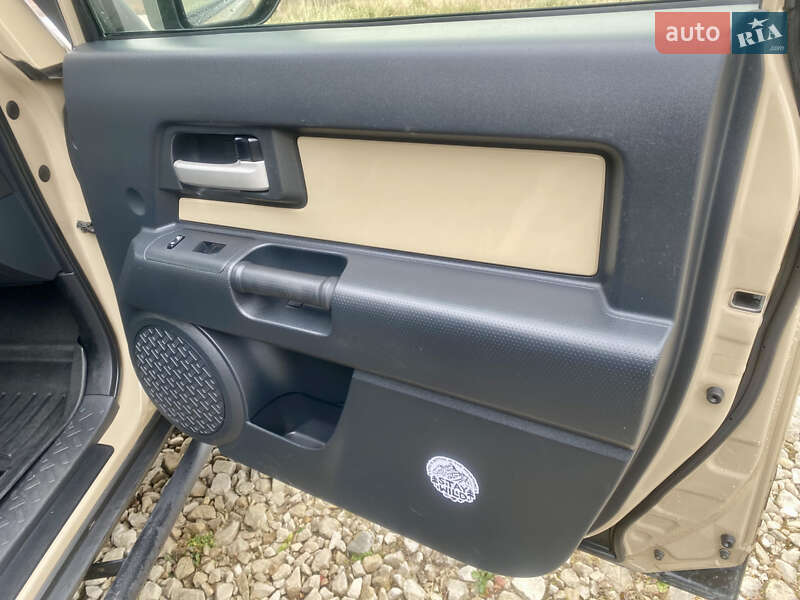 Позашляховик / Кросовер Toyota FJ Cruiser 2012 в Івано-Франківську