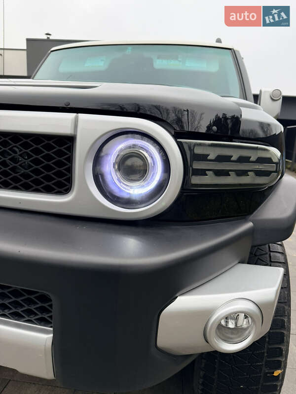 Внедорожник / Кроссовер Toyota FJ Cruiser 2014 в Обухове