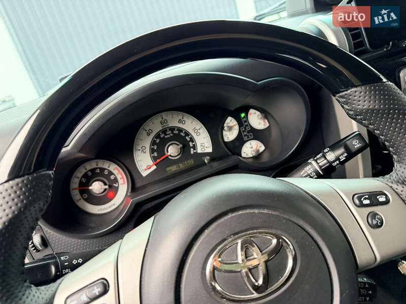 Внедорожник / Кроссовер Toyota FJ Cruiser 2014 в Обухове