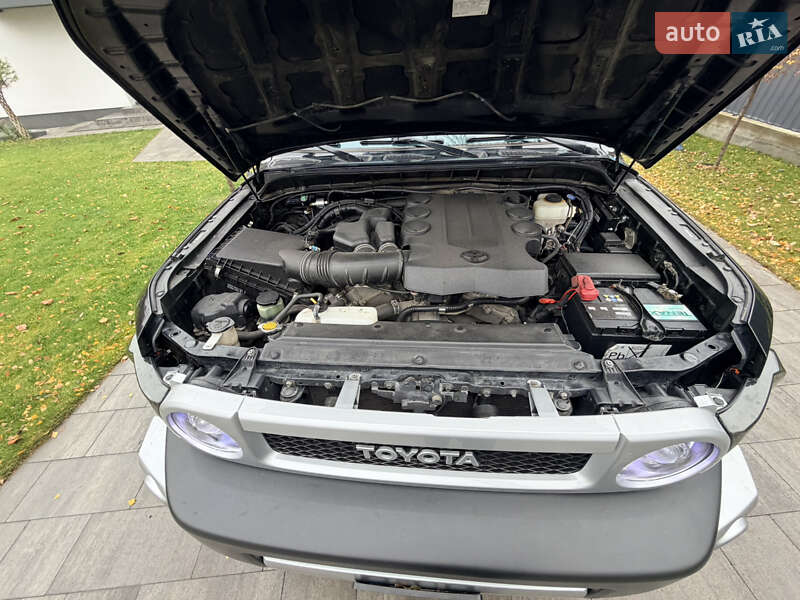 Внедорожник / Кроссовер Toyota FJ Cruiser 2014 в Обухове